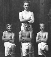 Akrobattroppen fra ca. 1931 som opptrådte ved inntektsgivende arrangementer. Fra venstre: Trygve Karlsen, Hans Kvadsheim og Steinar Eia. Bak: Karl A. Thorsen. Foto: Egersunds Turnforening.